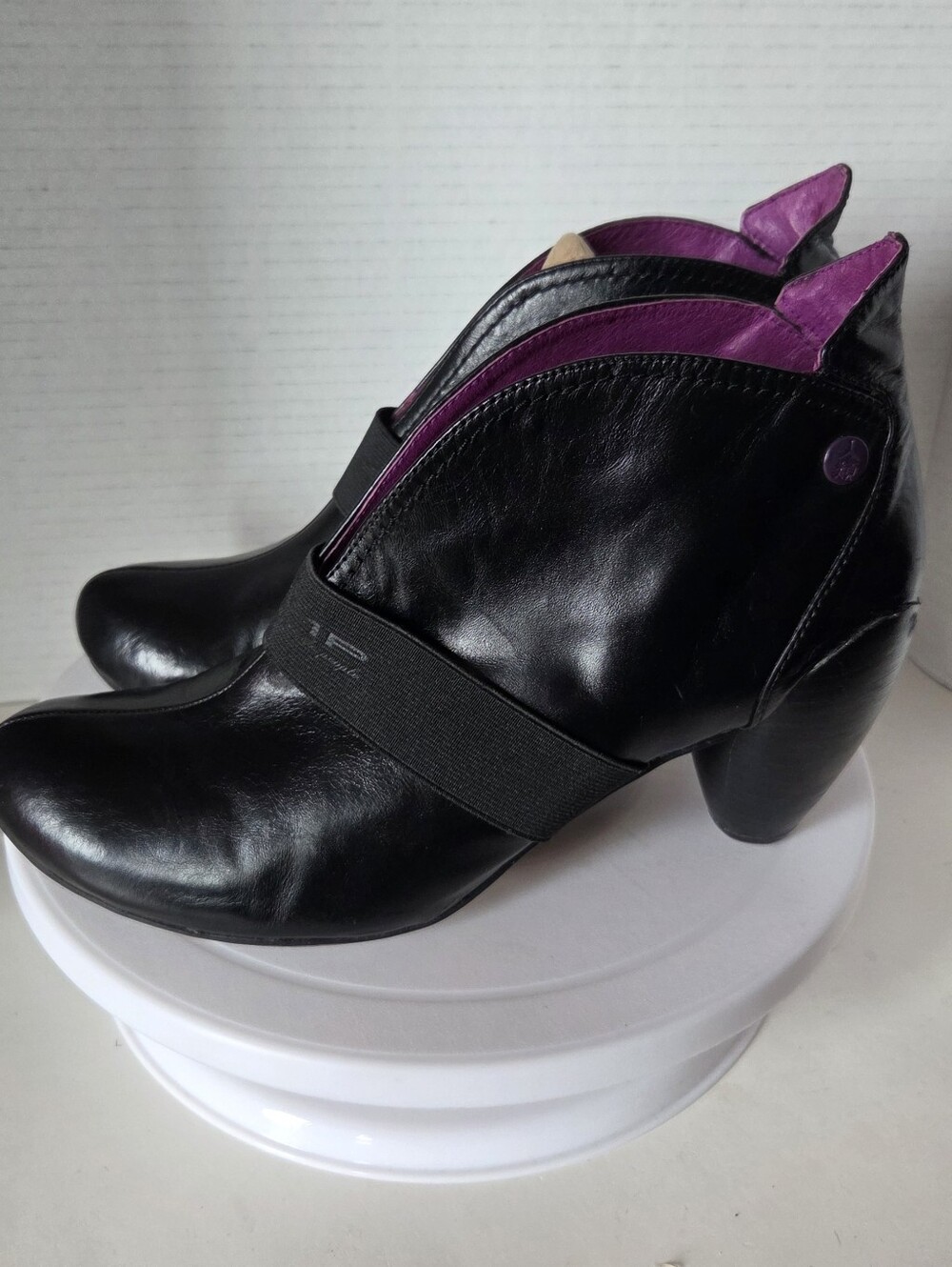 Jump For The People Brash Women's Black Leather Booties Size 10